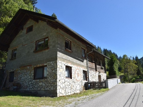 Alt- und Neubau mit großer Grünfläche