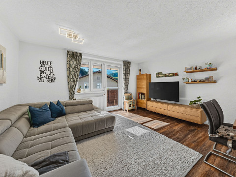 Lichtdurchflutetes Familienglück mit Bergpanorama: Modernisierte 4-Zimmer-Wohnung mit 2 Balkonen & Parkplatz zu kaufen