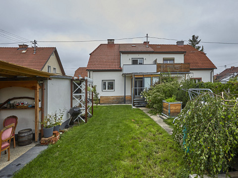Sanierungsbedürftige Doppelhaushälfte im Langholzfeld